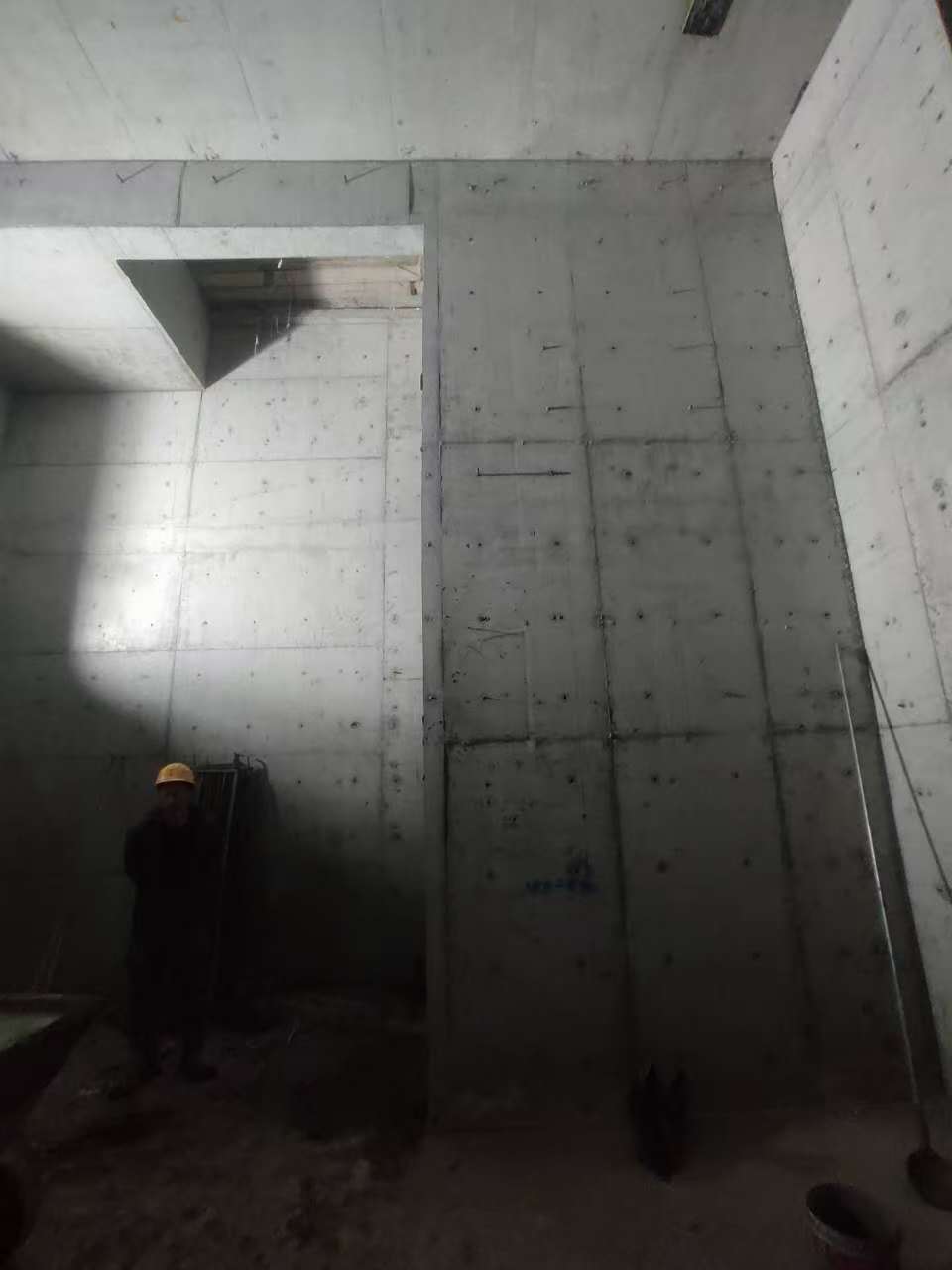 金川墙上开槽钢筋断了有影响吗